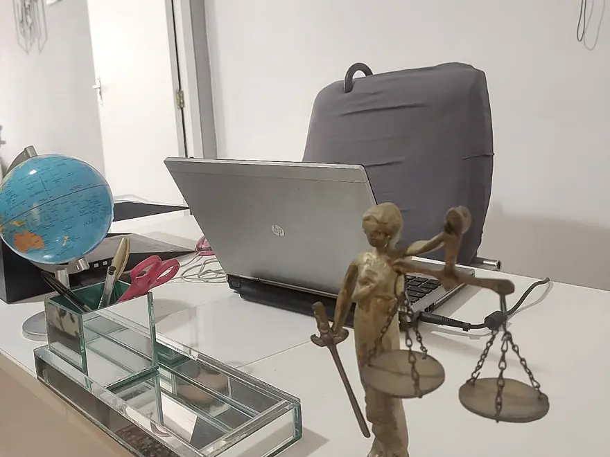 Mesa de trabalho do escritório Romano Advogados
