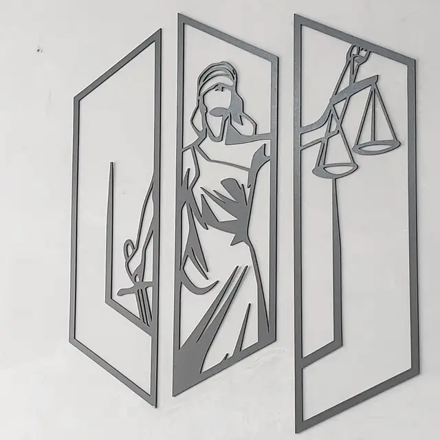 Painel da deusa Têmis na parede do escritório